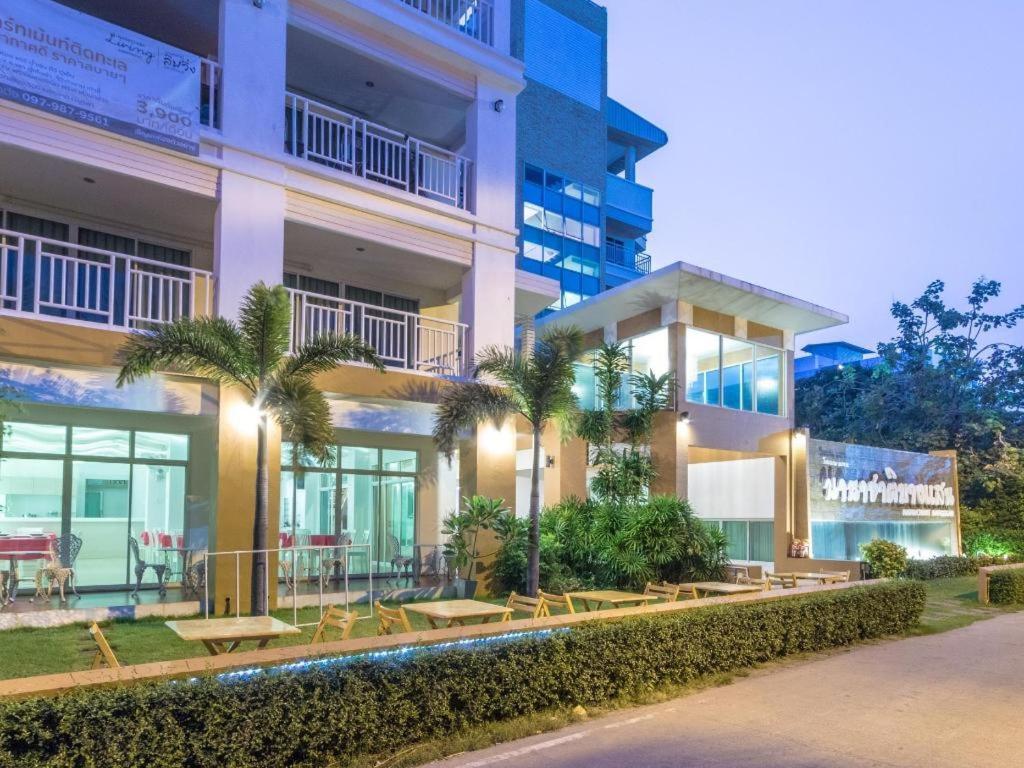Nana Chat Bangsaen Hotel 是拉差 外观 照片